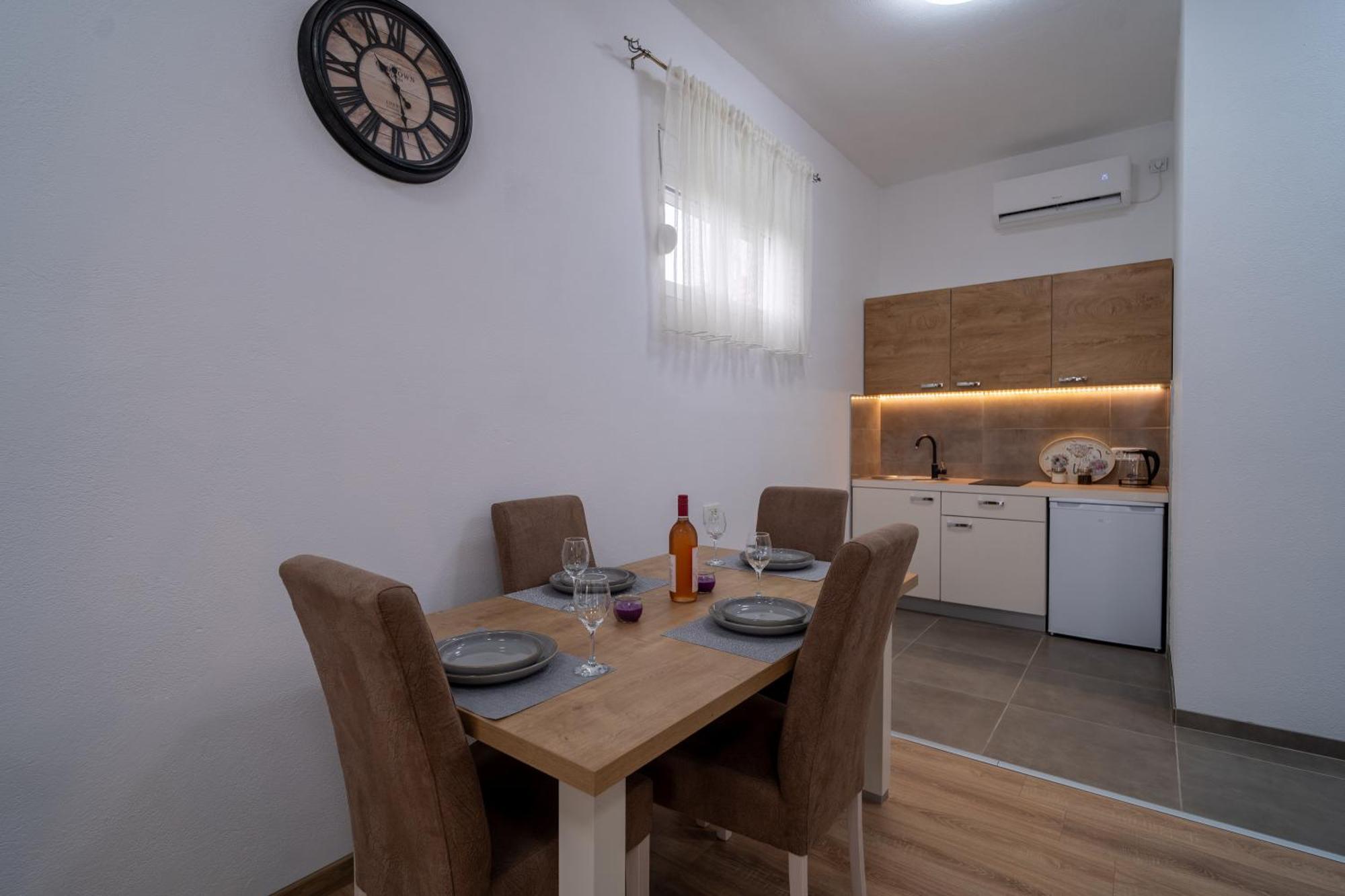 Dane Apartment Airport Podgorica Mitrovica Kültér fotó