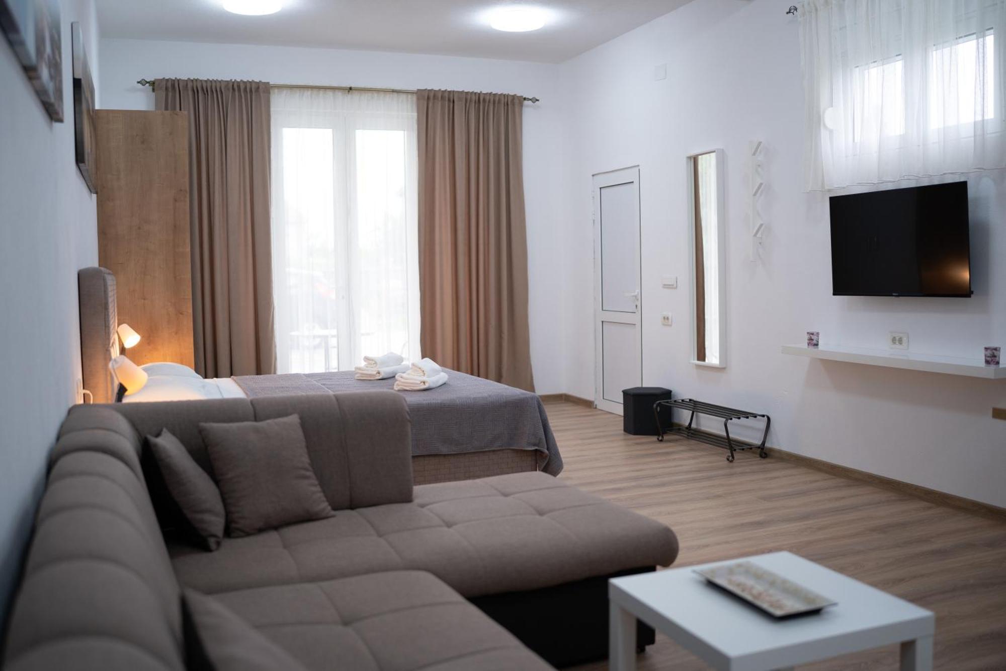 Dane Apartment Airport Podgorica Mitrovica Kültér fotó