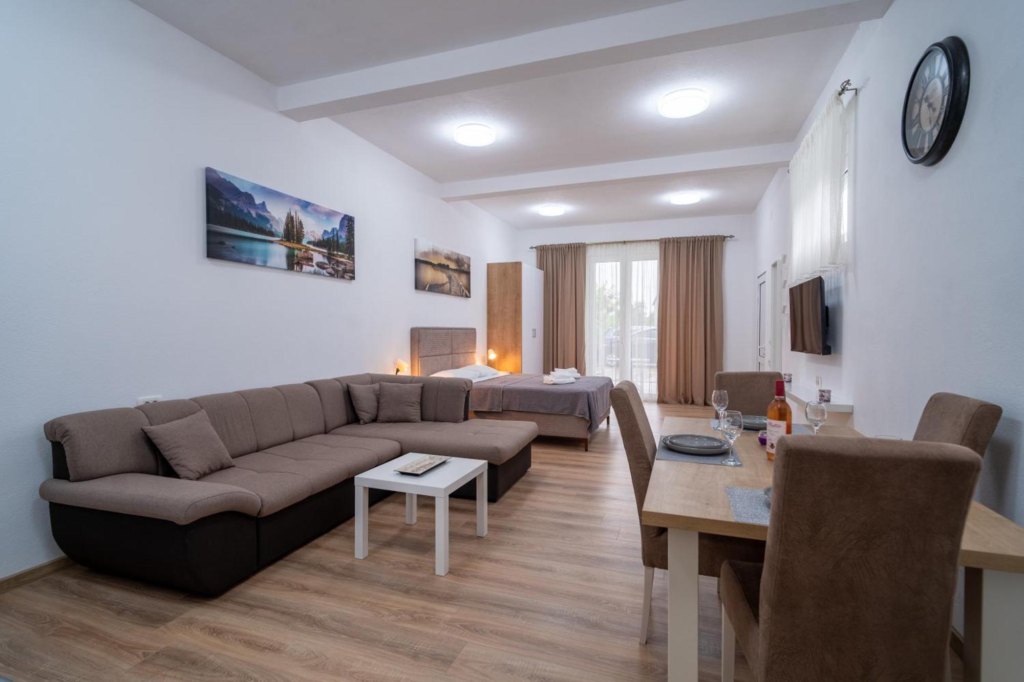 Dane Apartment Airport Podgorica Mitrovica Kültér fotó
