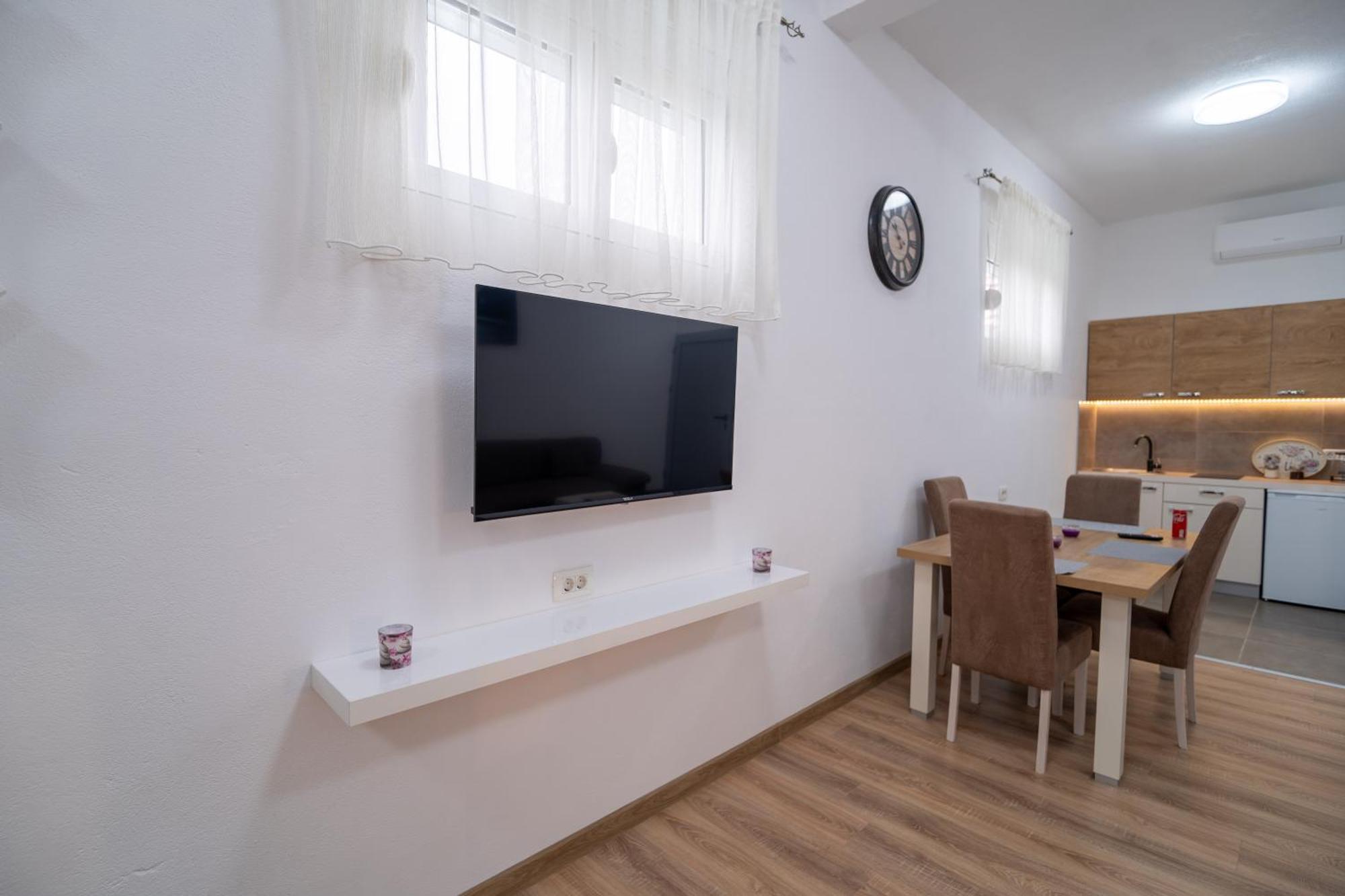 Dane Apartment Airport Podgorica Mitrovica Kültér fotó